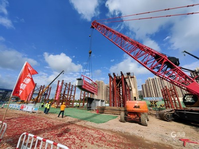 今天,跨海大橋高架路二期工程首節(jié)鋼箱梁架設成功